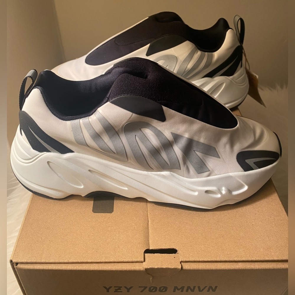 NWT YZY 700 MNVN